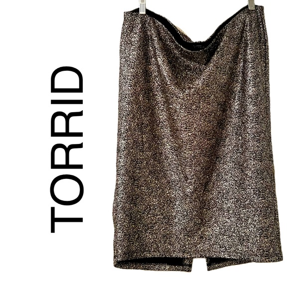 TORRID SKIRT SIZE:1 WAIST:19” LENGTH:24” This skirt has a lot of stretch to it. - Picture 4 of 13